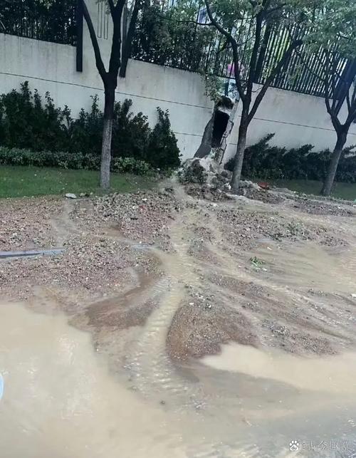 新澳门原料免费和长沙暴雨楼梯变瀑布与长沙暴雨楼梯变瀑布事件